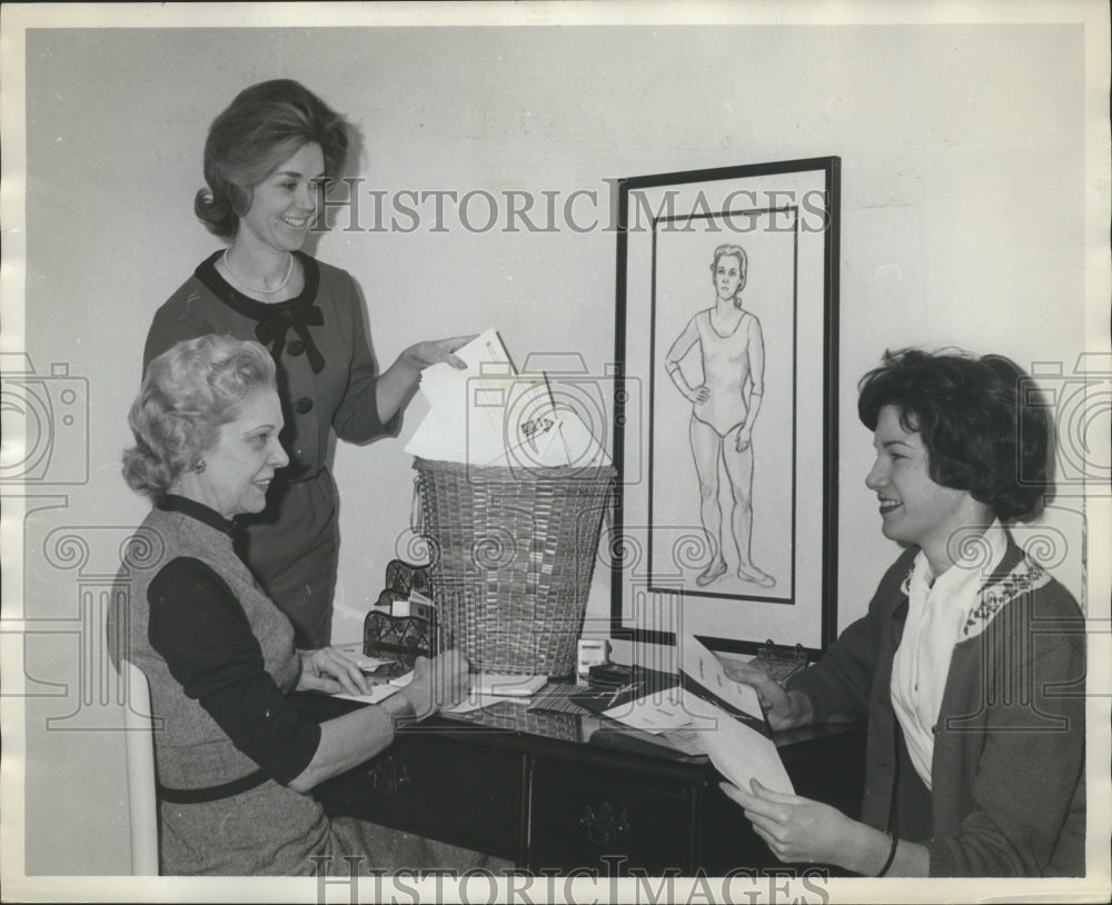 1965 Press Photo Mrs. Richard Dominick and others sit at desk - abna28800- Historic Images