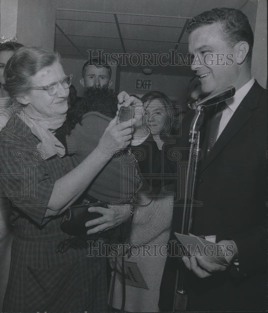 1966 Press Photo Cecil McGlohon honors to Birmingham News Lily May Caldwell - Historic Images
