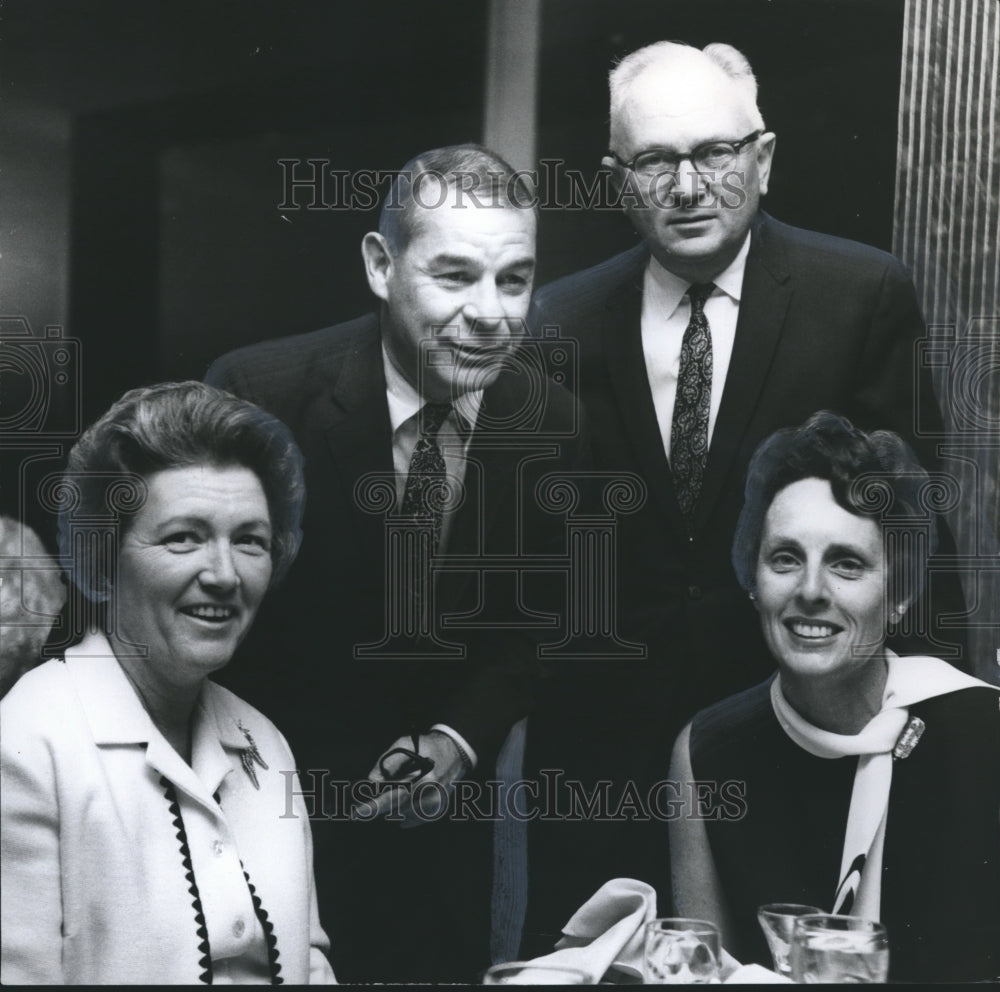 1968 Press Photo Mike and Irving Beiman, Newspaper Writer and Wife, Others - Historic Images