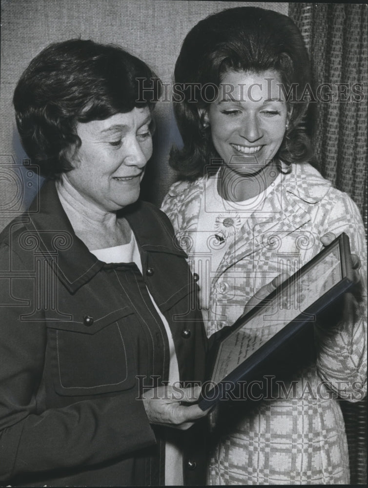 1971 Press Photo Mrs. Elma Bell, Mrs. Richard Lapidus, Birmingham news writer - Historic Images