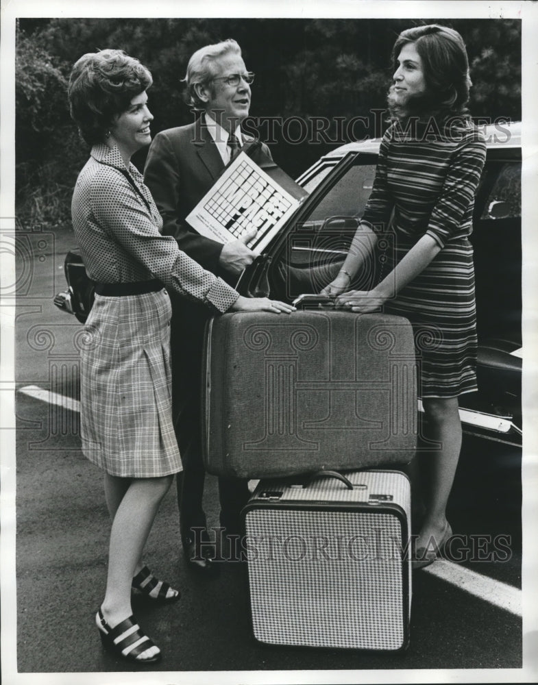 1973 Press Photo Judge G. Ross Bell and Mrs. Peter Cowlin, Mrs. Warren Lightfoot - Historic Images