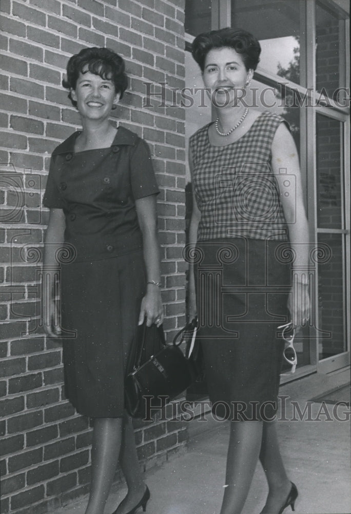 1966 Press Photo Mrs. Don Collins of Scribblers with Mrs. Alex W. Newton-Historic Images