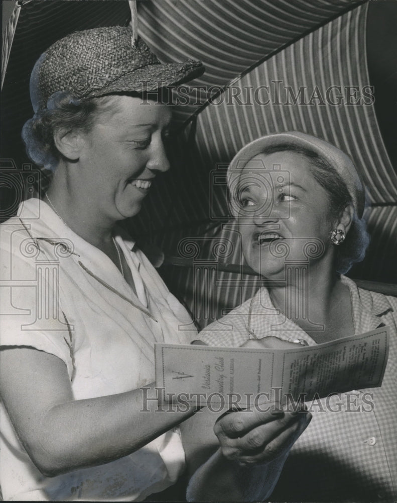 1957 Press Photo Mrs. Sam Unchurch with Mrs. Carl Hess, Birmingham, Alabama - Historic Images