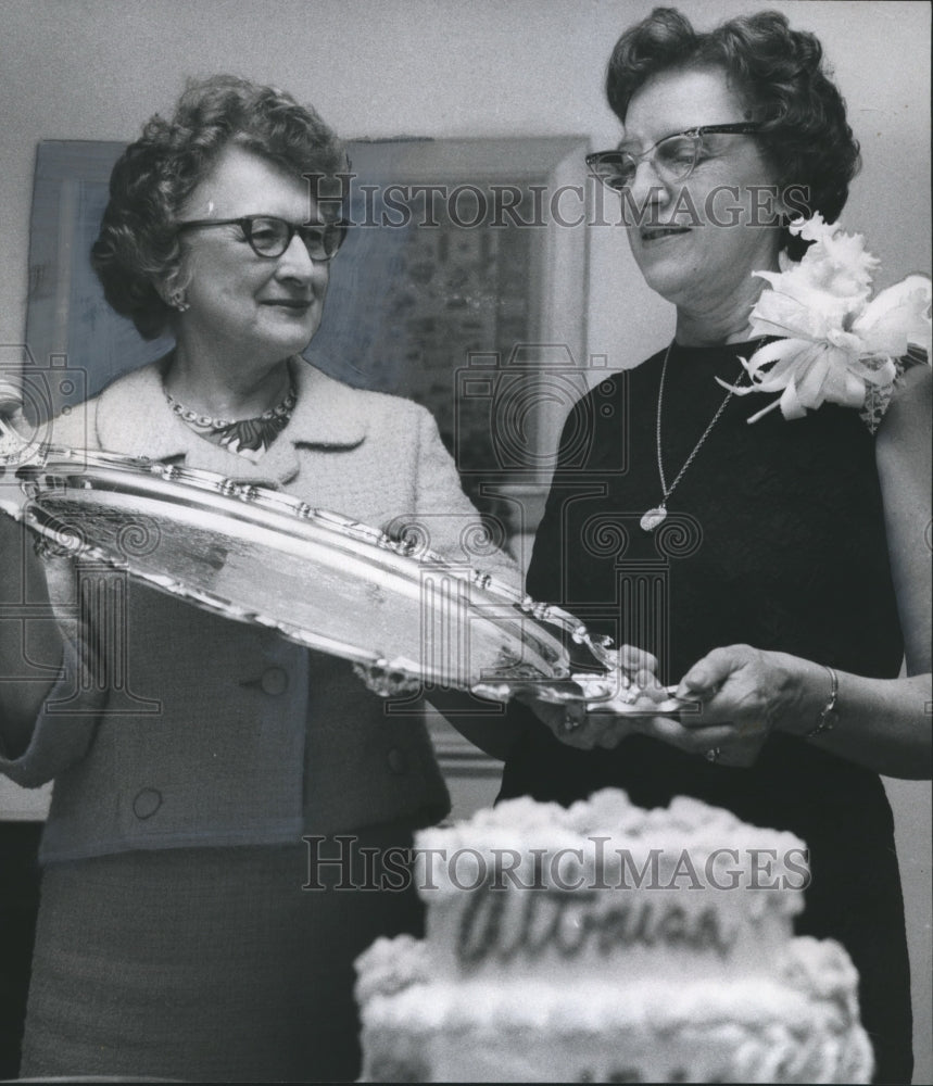 1969 Press Photo Mrs. Elaine Vail, Altrusan of the Year, with Olivia Swann - Historic Images