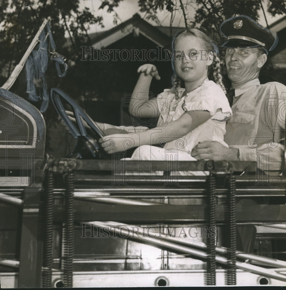 1951 Press Photo Nine year old Marjorie Nell Avery with Fireman J. M. Waller - Historic Images