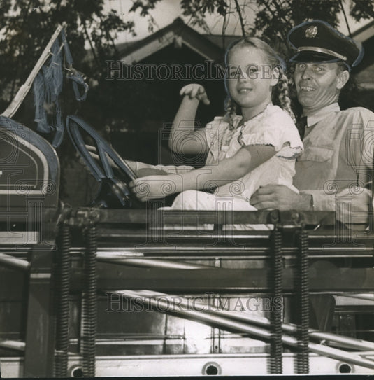 1951 Press Photo Nine year old Marjorie Nell Avery with Fireman J. M. Waller - Historic Images