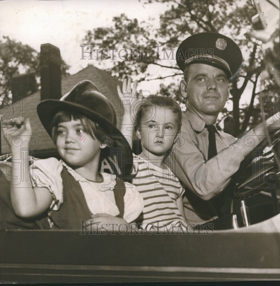 1951 Press Photo Sue Laughlin, Ken Lucas and Firemen Bill Busenlehner in truck - Historic Images