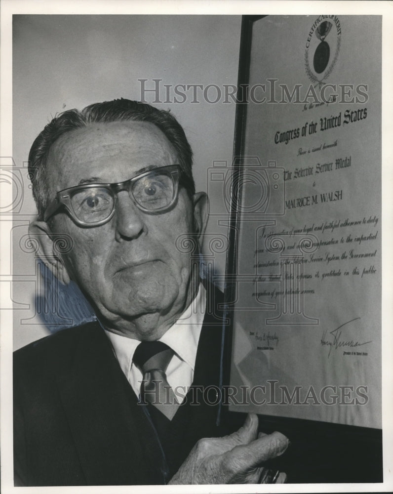 1971 Press Photo Maurice M. Walsh receives Selective Service award - abna28986 - Historic Images