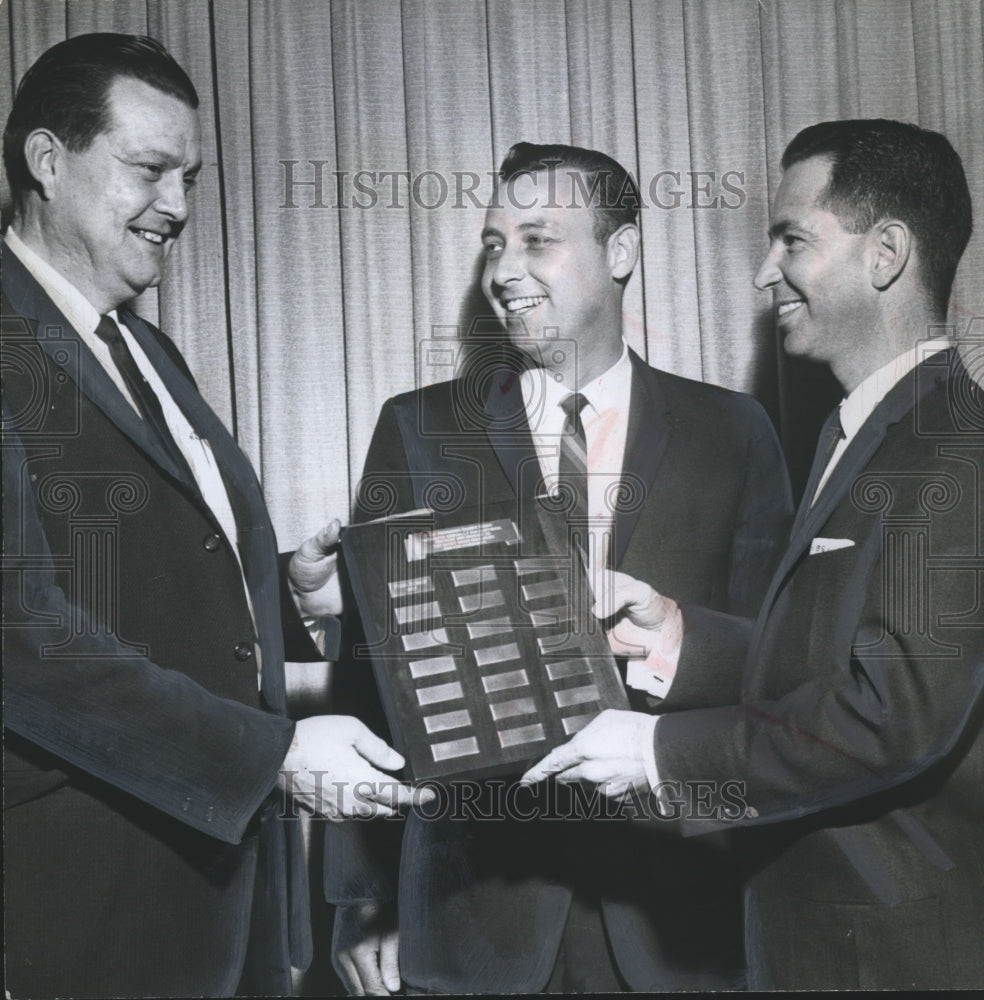 1963 Press Photo Rocky Ridge Civic Club honors Frank Howard - abna28994-Historic Images