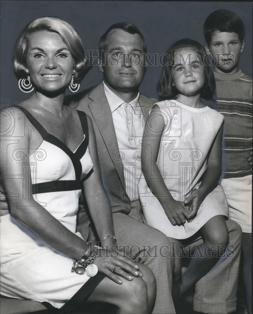 1969 Press Photo Cullom Walker, Junior and Wife Muffin and Children - abna29009 - Historic Images