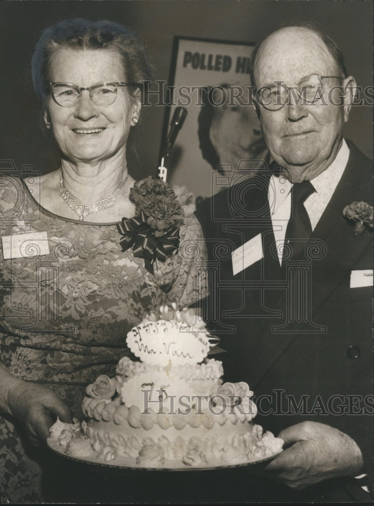 1960 Press Photo Mr. and Mrs. E. N. Vandergrift of Oneonta, Alabama hold cake - Historic Images