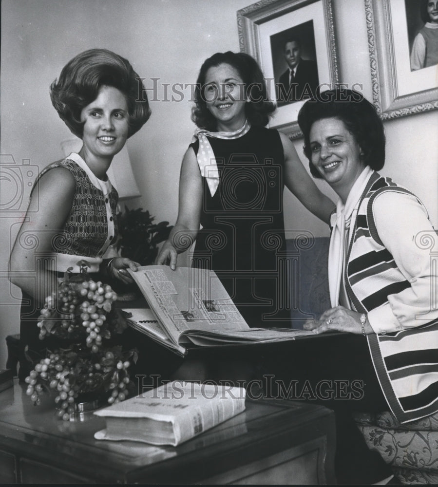 1971, Mrs. Larry Wall, Mrs. Jerome Tucker, Other at Club Meeting - Historic Images