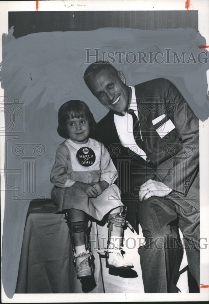 1966 Press Photo Lori Ann Wagner and Captain George Wall of Birmingham Police - Historic Images