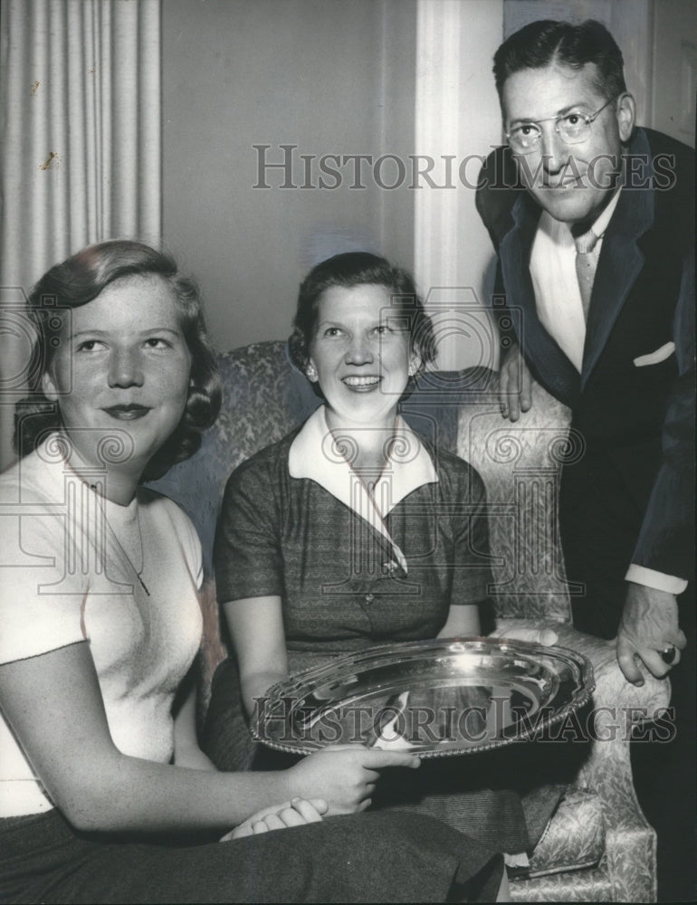 1956 Press Photo Shades Valley Woman of the year, Mrs. W. W. Walker, with family - Historic Images