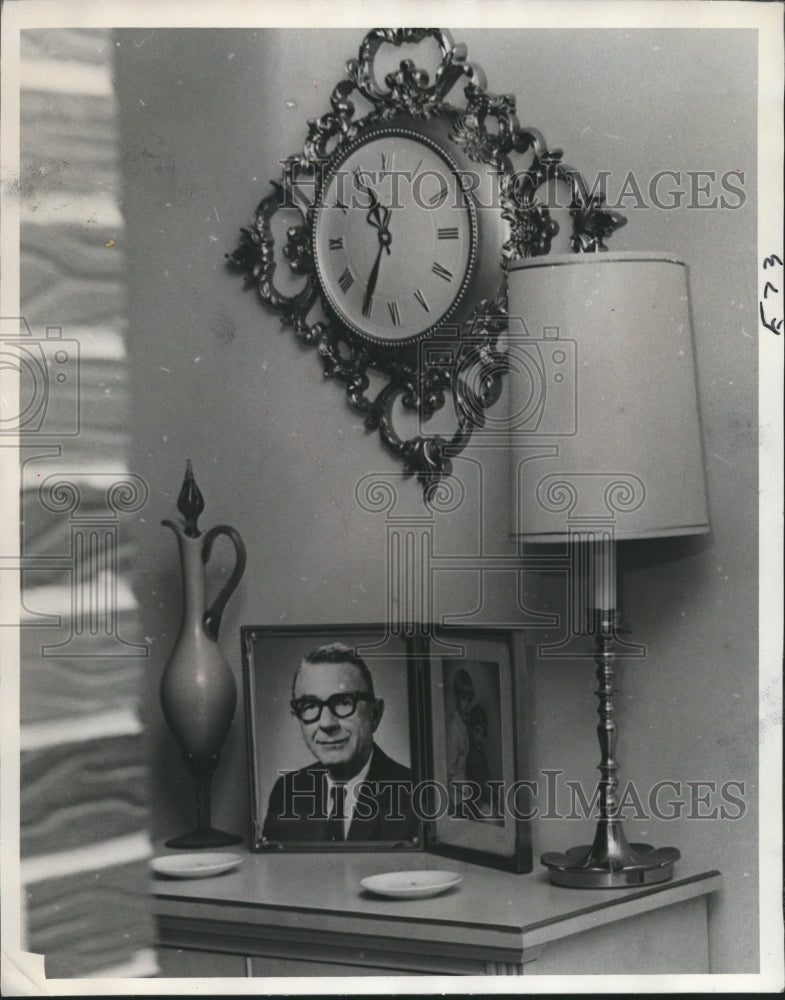 1971, Photo of E. Y. Freeman in his Gadsden home that was robbed - Historic Images