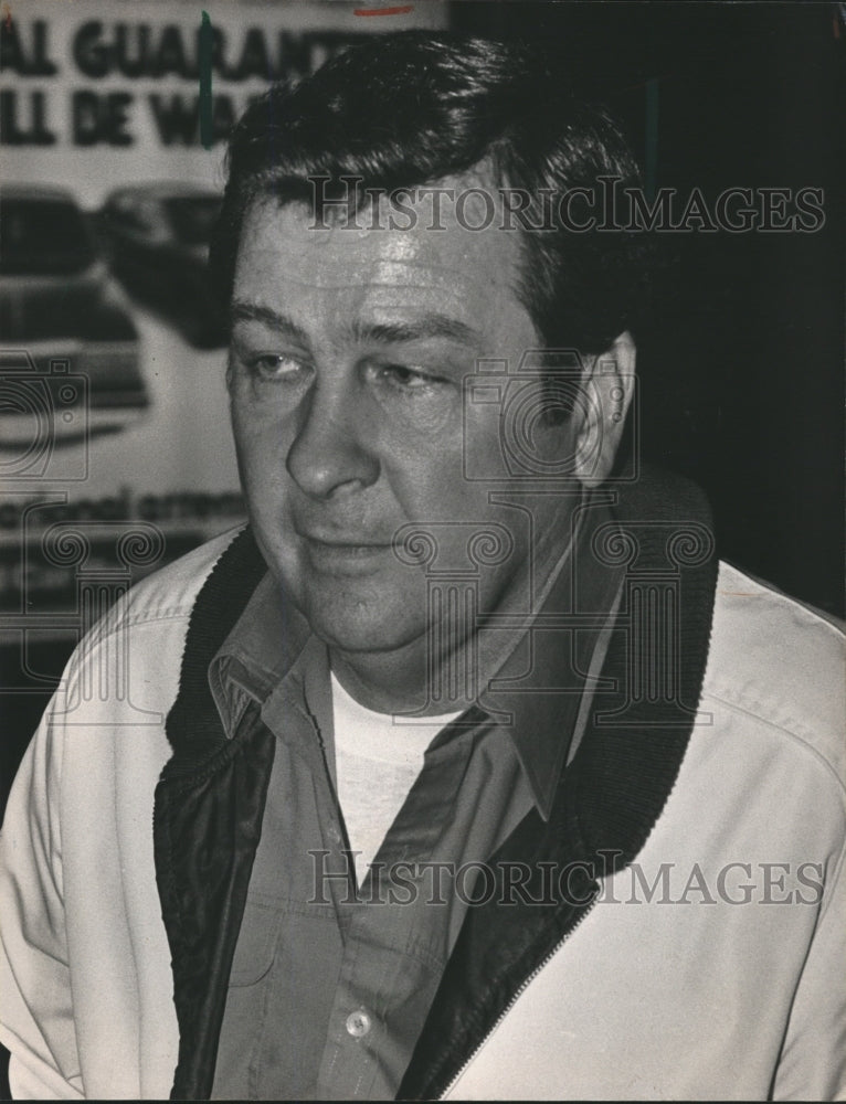 1983, Chief Deutsch at airport after trip to New York, Birmingham - Historic Images