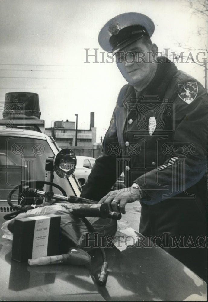1971 Press Photo Birmingham, Alabama Policeman J.P. Caldwell with Tools - Historic Images
