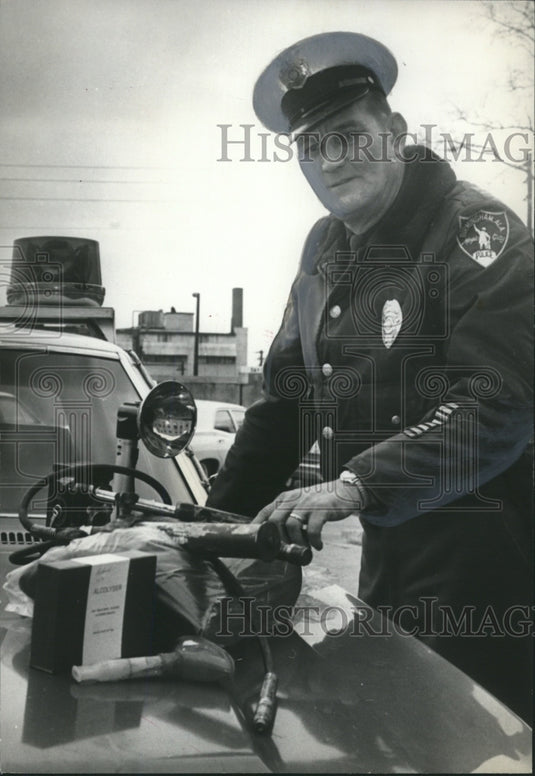 1971 Press Photo Birmingham, Alabama Policeman J.P. Caldwell with Tools - Historic Images