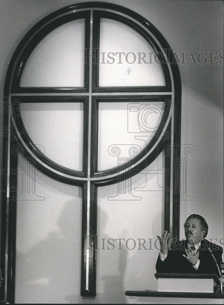 1986, Reverend Tom Rushing, speaking in sign language, deaf memorial - Historic Images