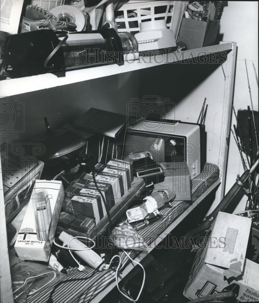 1975 Press Photo recovered merchandise brought to Shelby County Jail for storage - Historic Images