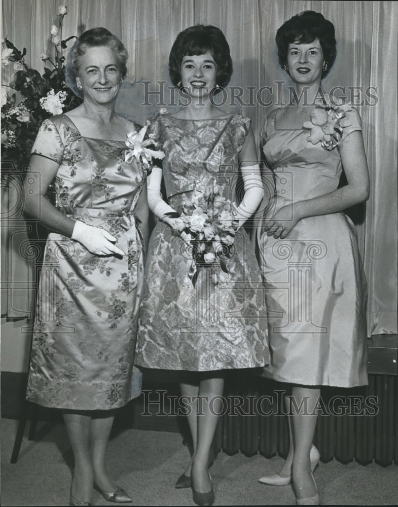 1961 Press Photo Betsy Turner, debutante, at tea with her aunt and sister - Historic Images