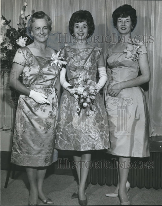 1961 Press Photo Betsy Turner, debutante, at tea with her aunt and sister - Historic Images
