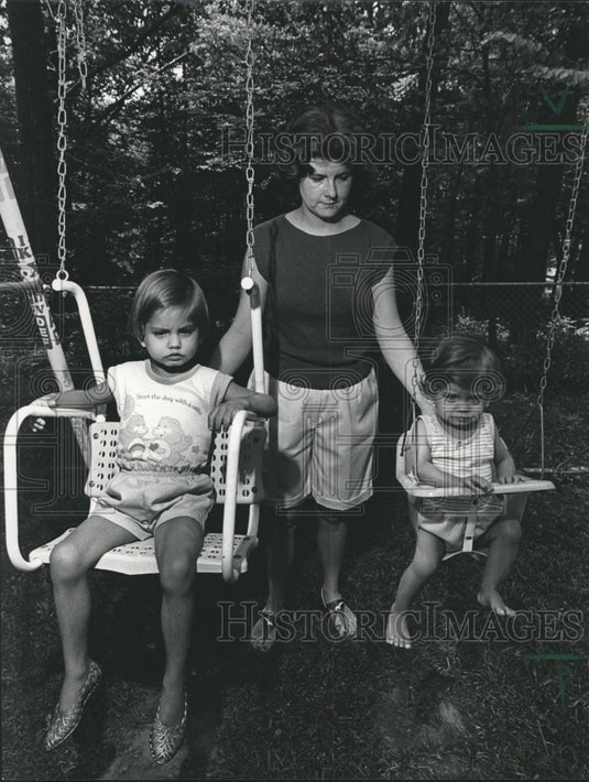 1984, transplant patient, Mrs. Cochran with Kellie & Liz, Alabama - Historic Images
