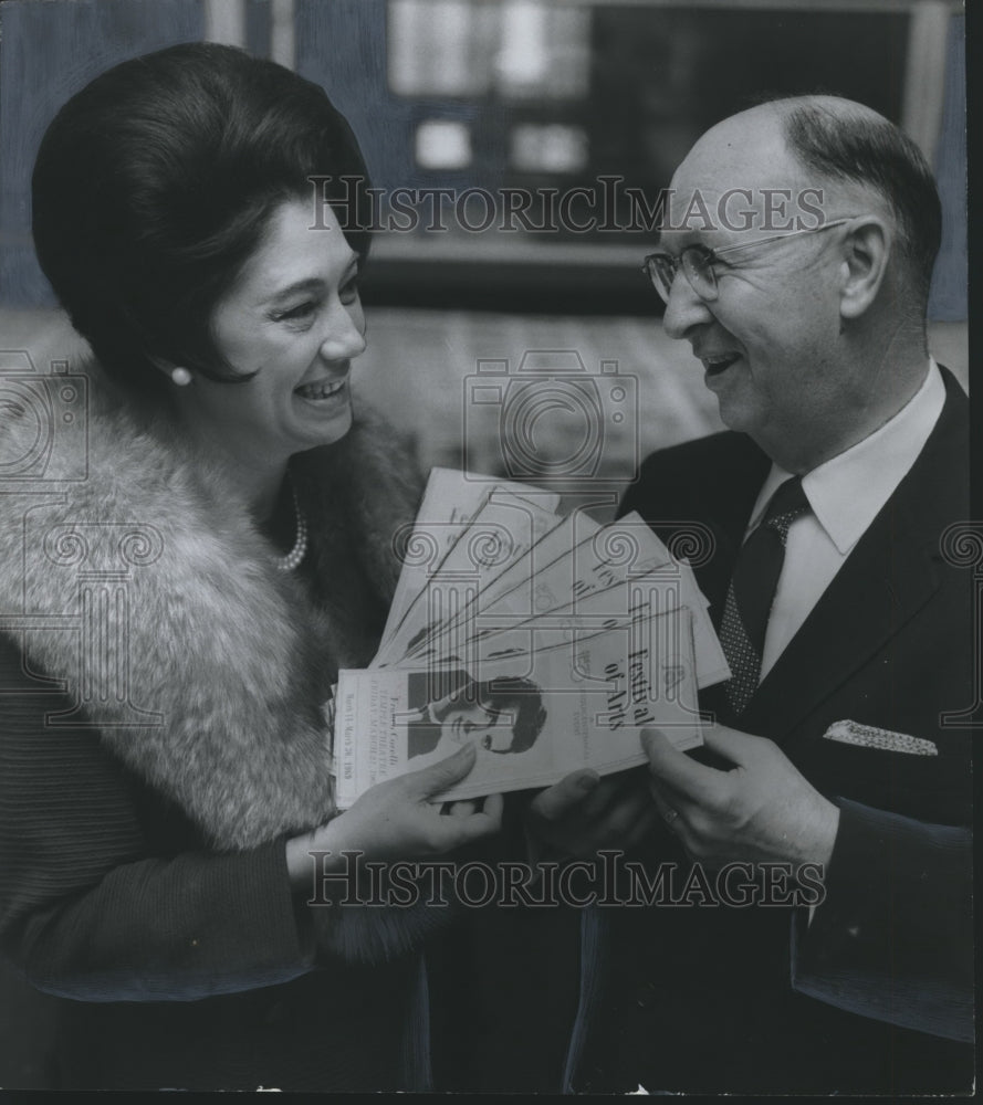 1969 Press Photo Mrs. Charles Milton, Councilman M. E. Wiggins with Arts Program - Historic Images