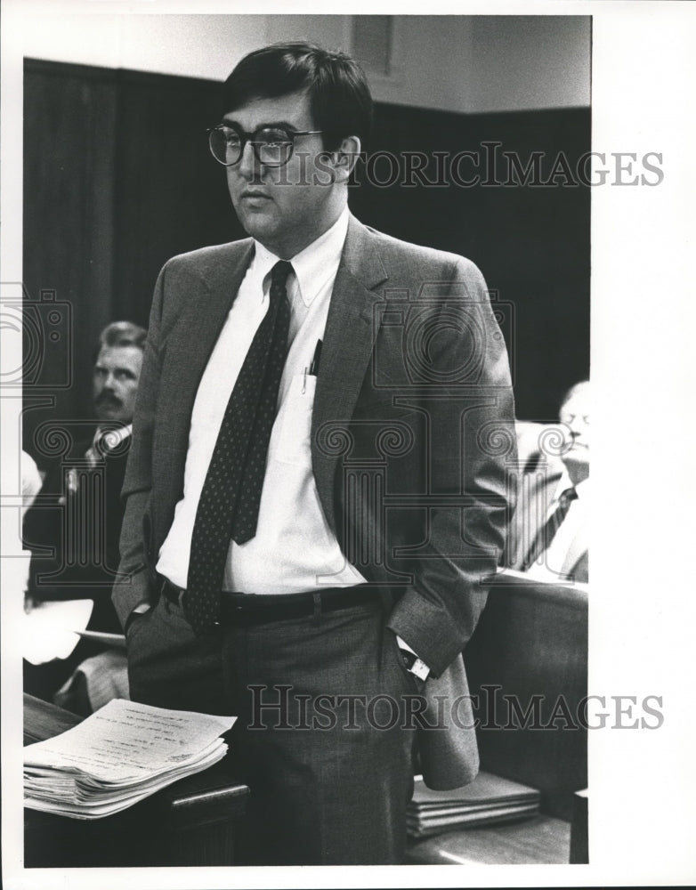 1984 Press Photo Attorney Robert Wiggins speaks to judge in court - abna29313 - Historic Images