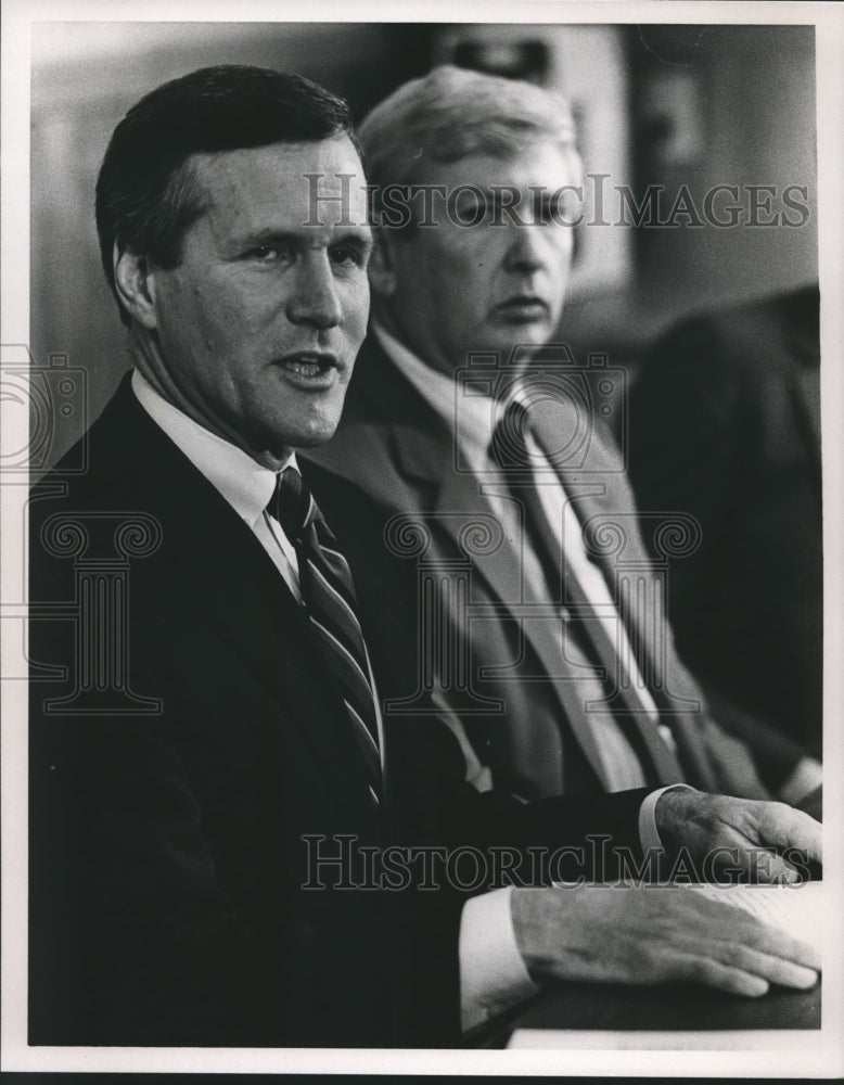 1989 Press Photo FBI Agent Allen Whitaker at press conference in Hamilton - Historic Images