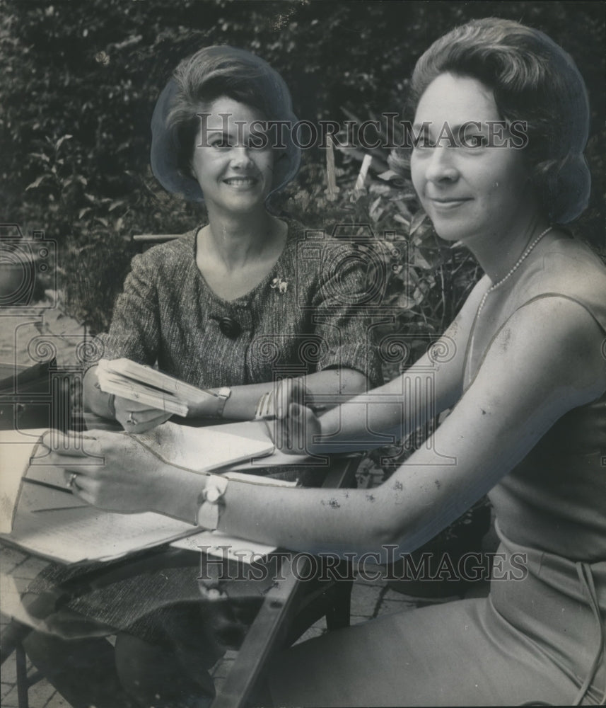 1964 Press Photo Mrs. David White and Mrs. Sherrill Dansby address invitations - Historic Images