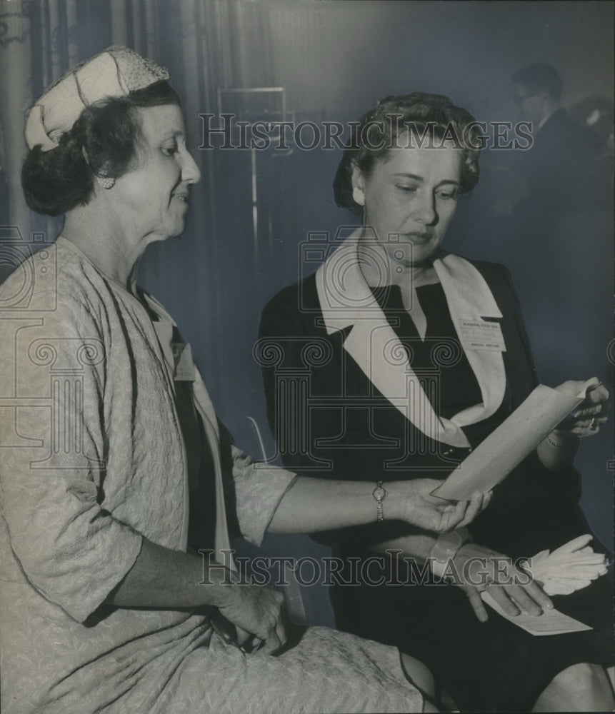 1962 Press Photo Mary T. White & Mrs. P.S. Nesbit, Robertsdale, Alabama attorney - Historic Images