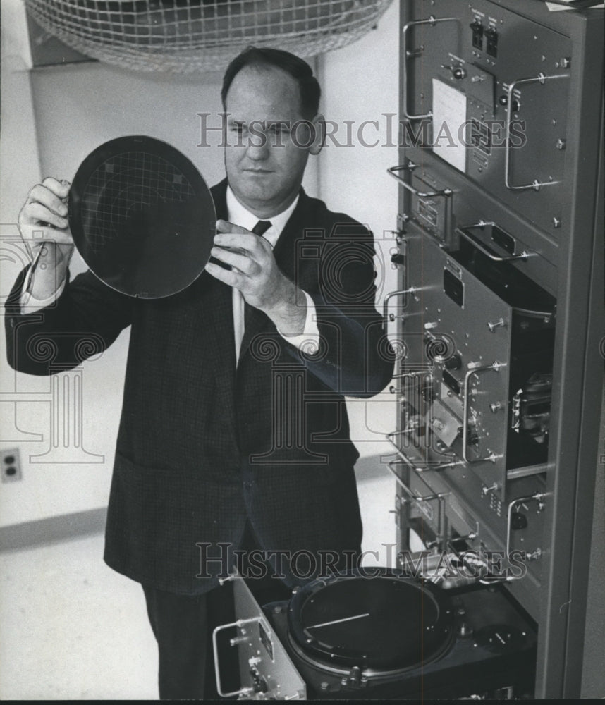 1964 Press Photo E. A. Davidson with radar &#39;map&#39; at Birmingham Airport - Historic Images