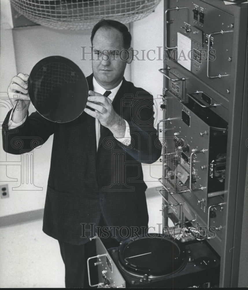 1964 Press Photo E. A. Davidson with radar 'map' at Birmingham Airport - Historic Images