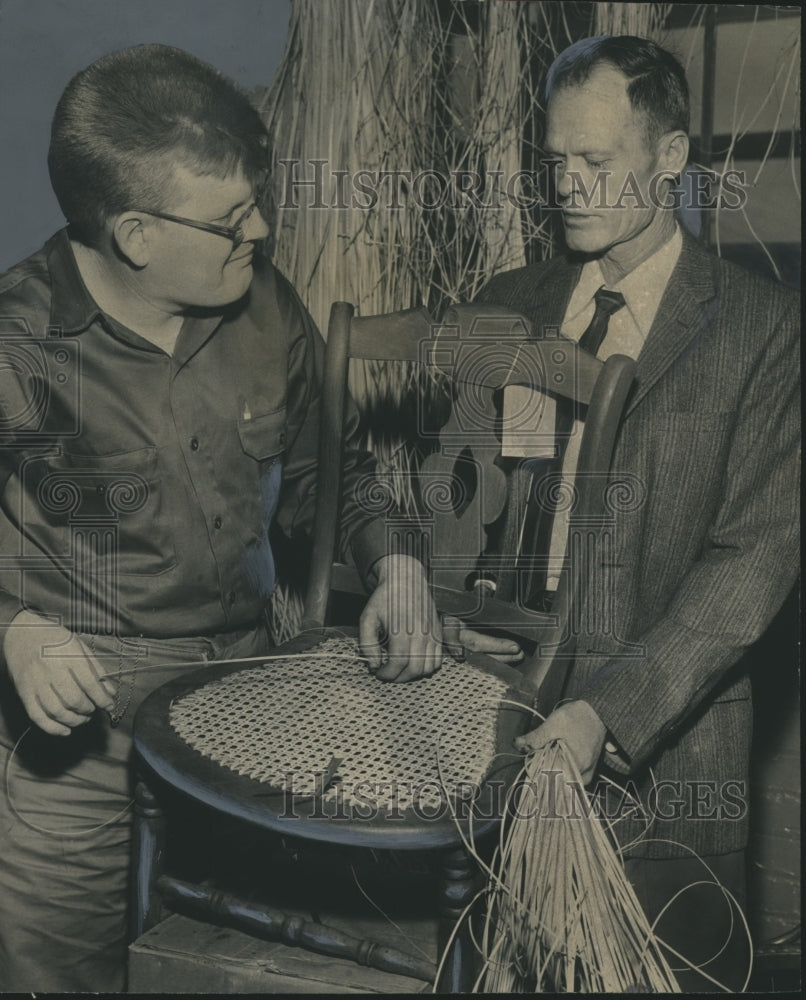 1960 Press Photo Sidney McLoughlin instructs Roy Morse in fixing chair, Goodwill - Historic Images