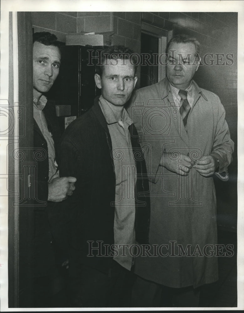 1972 Press Photo Jimmy Cecil Wideman and Captain E. Dan Jordan, Crime - Historic Images