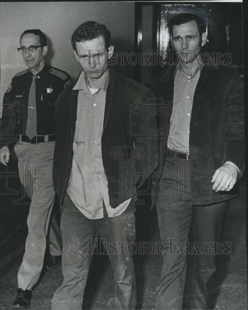 1972 Press Photo James Rauch, Paul Couch put Jimmy Cecil Wideman in Jail - Historic Images