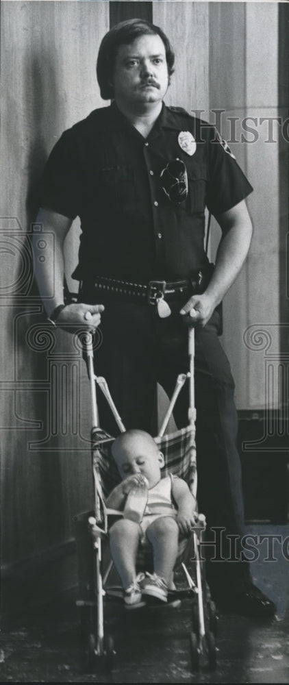 1978, Birmingham Policeman Buddy Widmar & son, City Council meeting - Historic Images