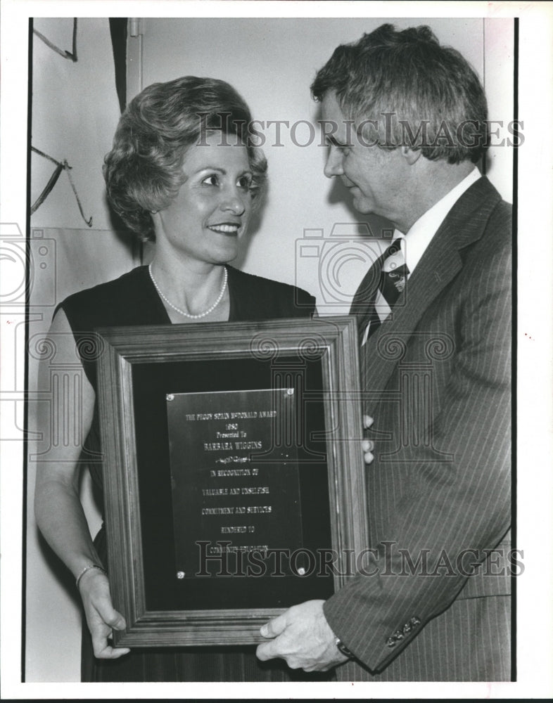 1980, Ms. Barbara Wiggins, Alabama Club Woman receives plaque - Historic Images