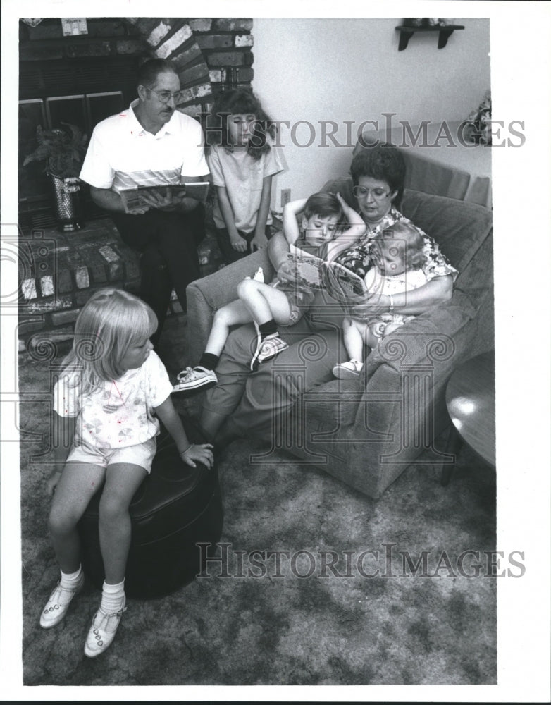 1989 Press Photo Foster Parents Robert &amp; Faye Wiggins with foster children - Historic Images