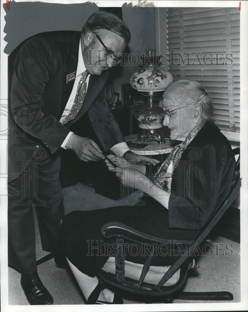 1975 Press Photo Mayor Candidate David Vann with Miss Watie Lou Vann, Cousin - Historic Images