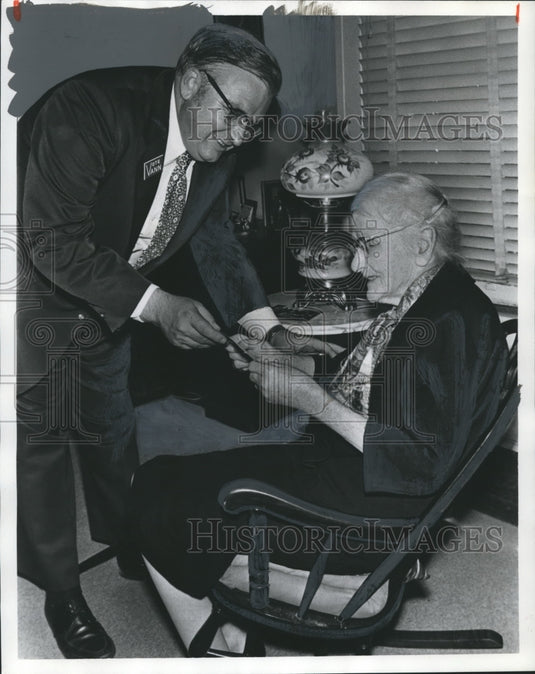 1975 Press Photo Mayor Candidate David Vann with Miss Watie Lou Vann, Cousin - Historic Images