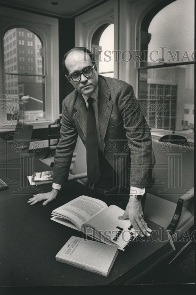 1984 Press Photo James, Jim White of Birmingham, Alabama in Office - abna29439 - Historic Images