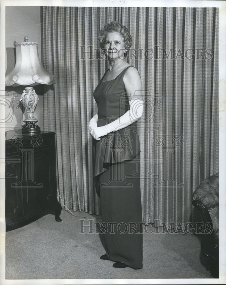 1963, Mrs. Milton Andrews, Wife of Banker - abna29480 - Historic Images