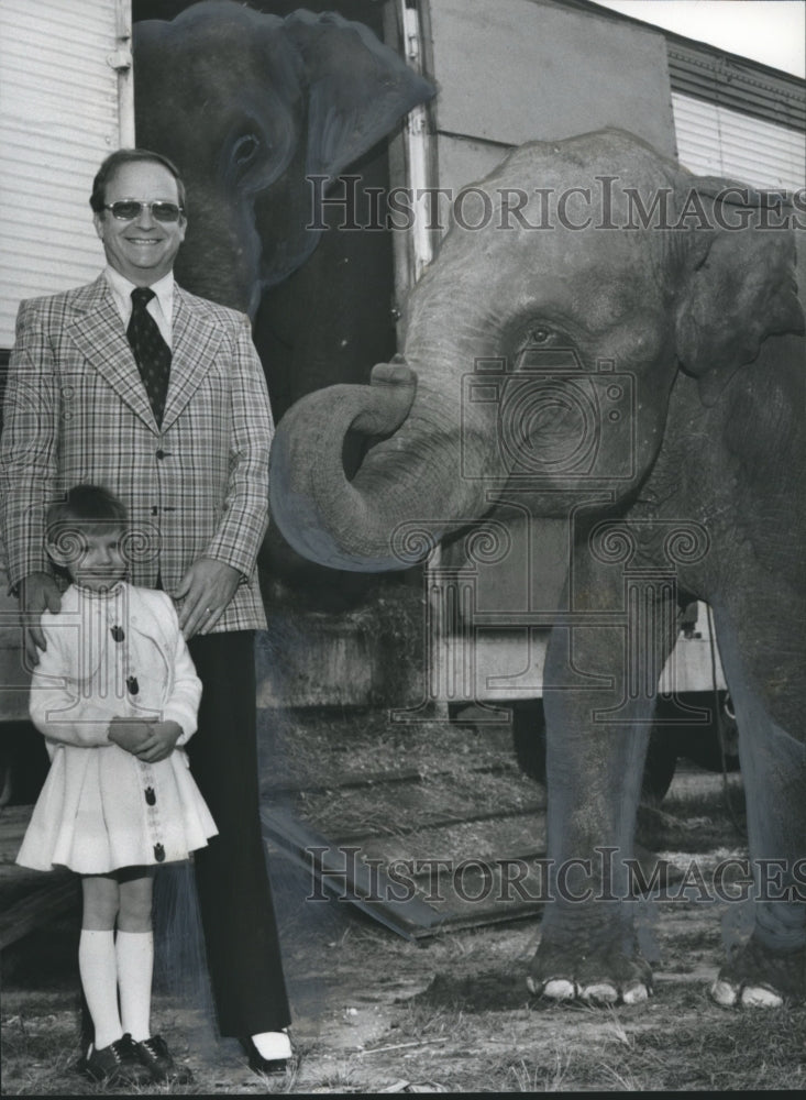 1974 Press Photo Doctor Frederick P. Whiddon, Rhonda Gunter and Circus Elephants - Historic Images