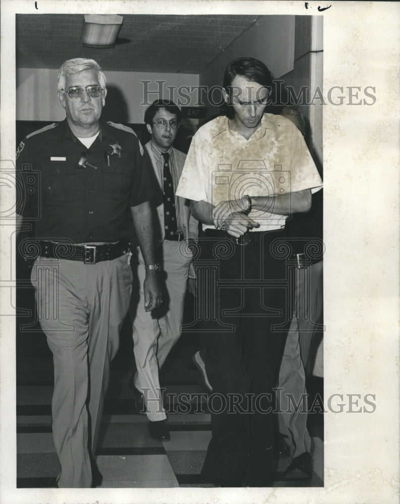 1977, Thomas Whisenhant returns to jail, escorted by Joe Newston - Historic Images