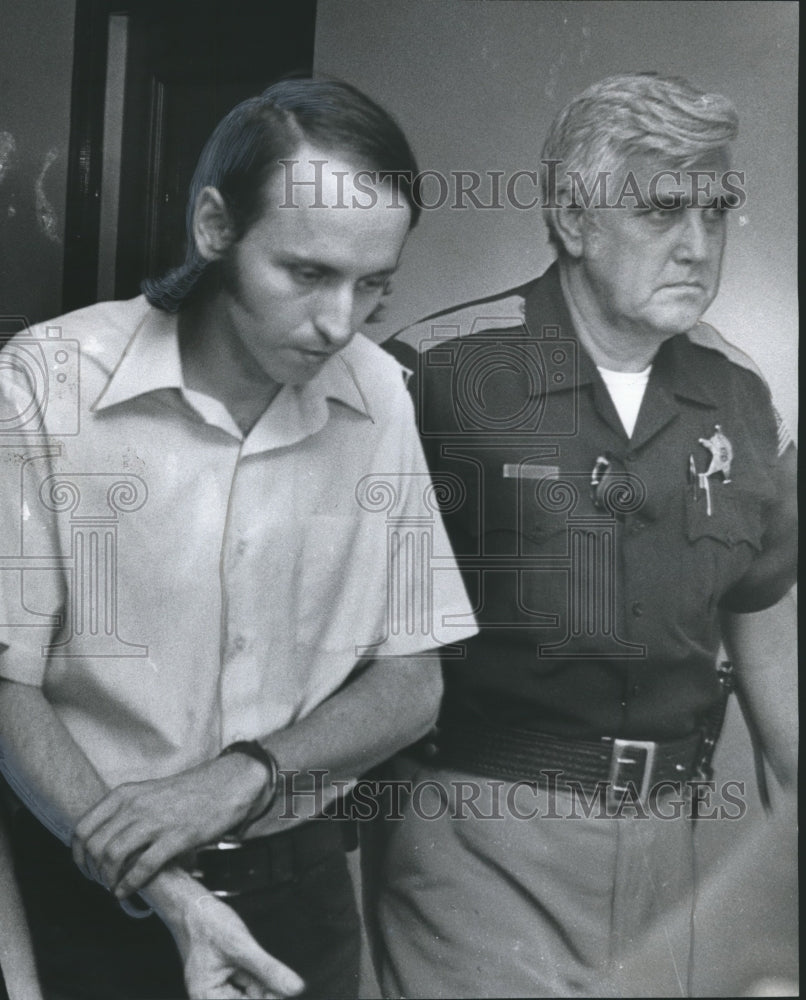 1977 Thomas Whisenhant with Bailiff Joe Newton - Historic Images