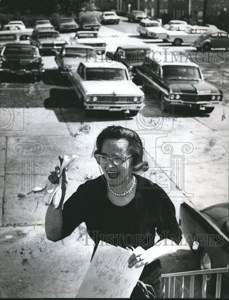 1965 Press Photo Mrs. Lawrence Dumas greets others on steps near parking lot-Historic Images