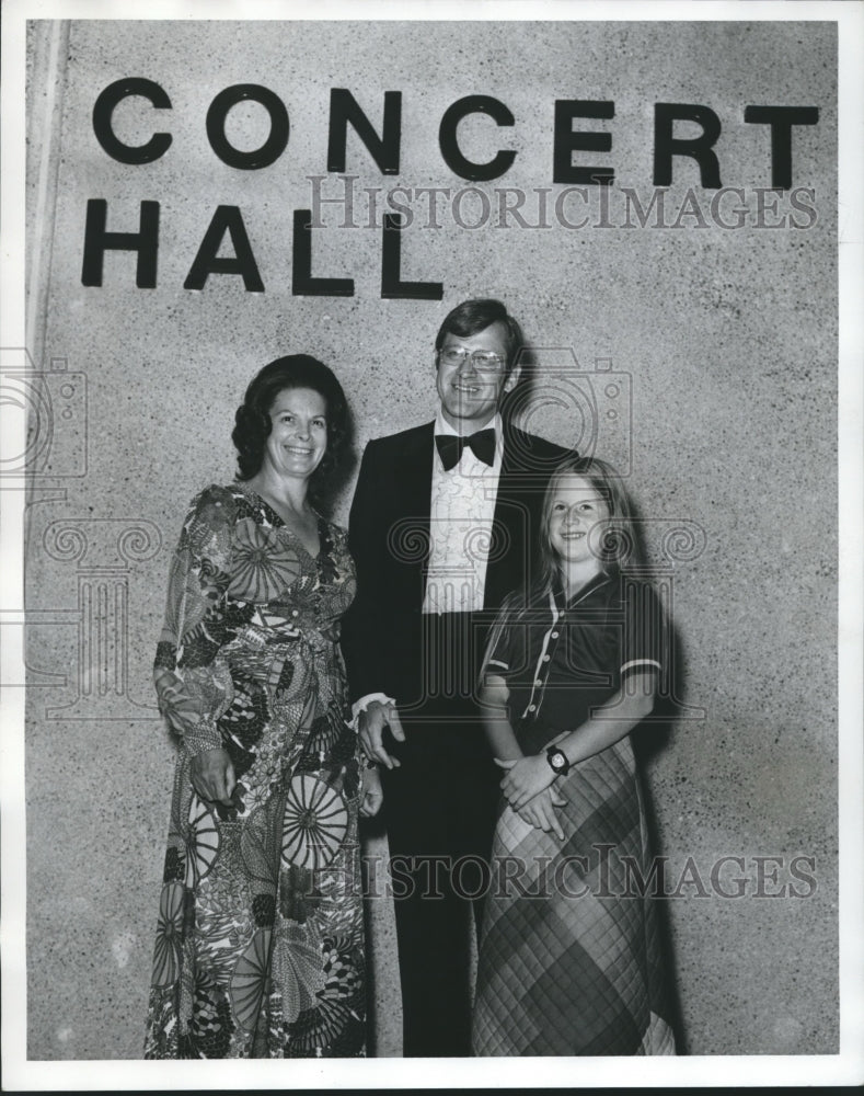 1974 Press Photo John Dunbar and family at Birmingham Symphony Orchestra concert - Historic Images