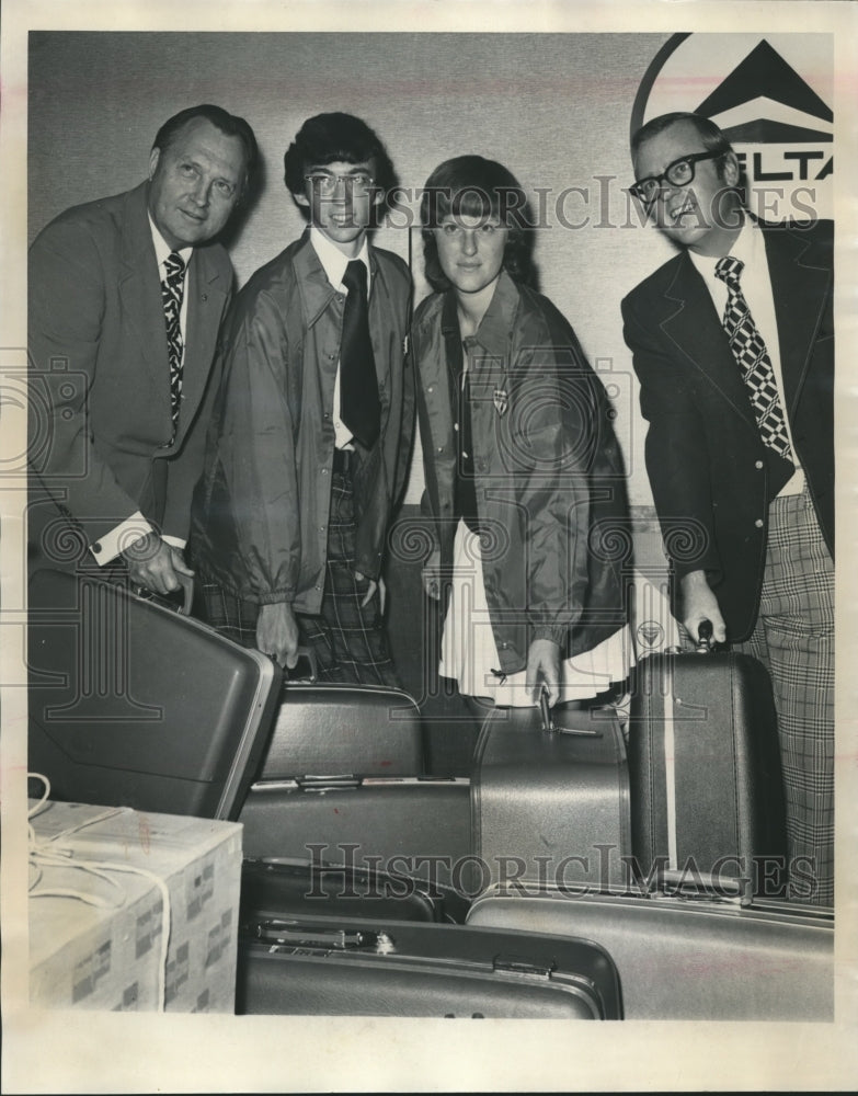 1973 Press Photo Roscoe Whatley of the Red Cross and students at airport - Historic Images